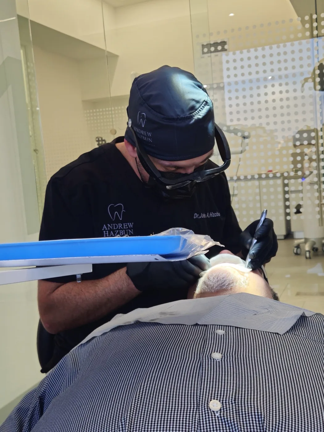 Dr. Hazbun en procedimiento clínico