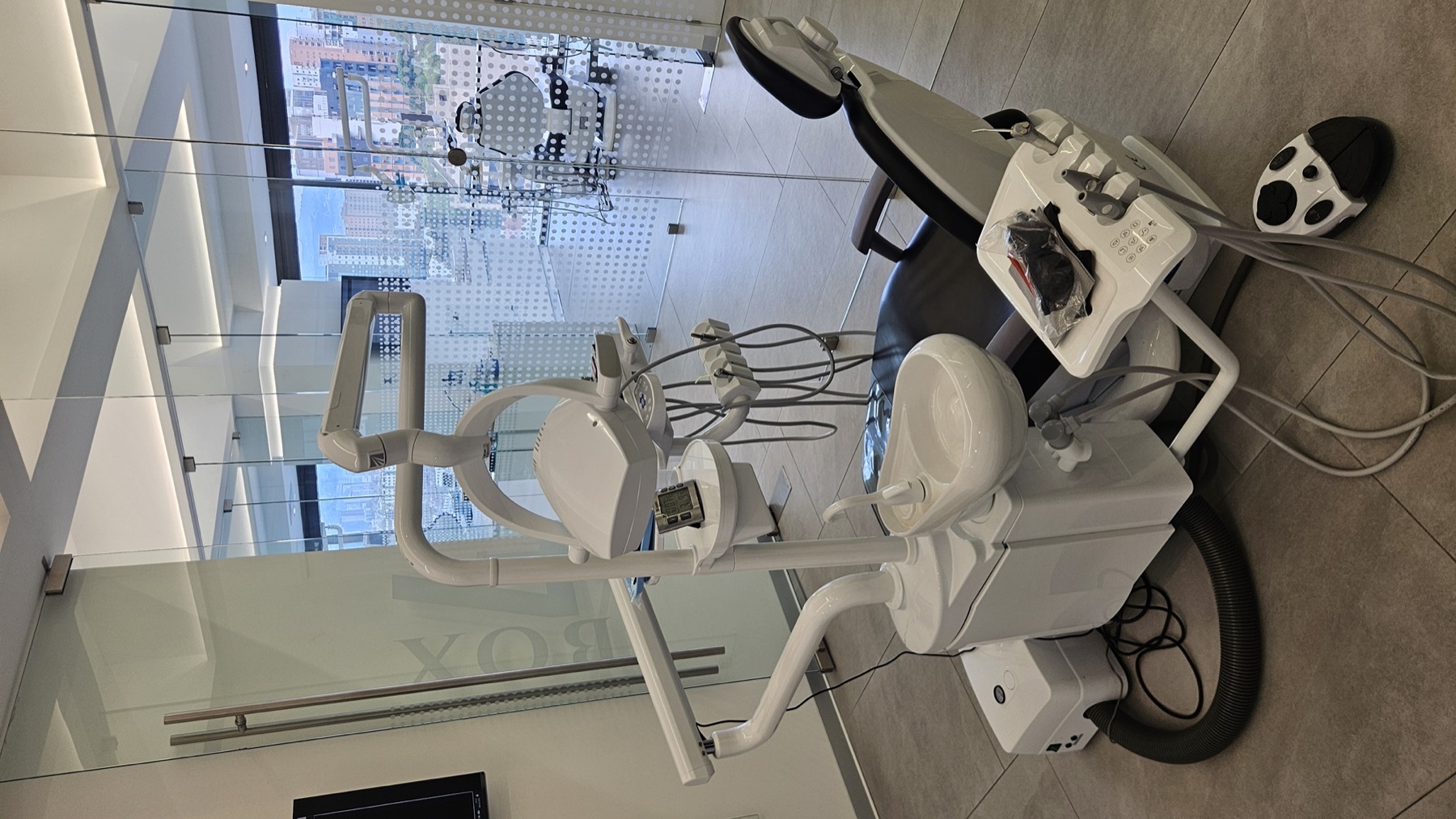 Sala de tratamiento con tecnología digital, vista a la ciudad