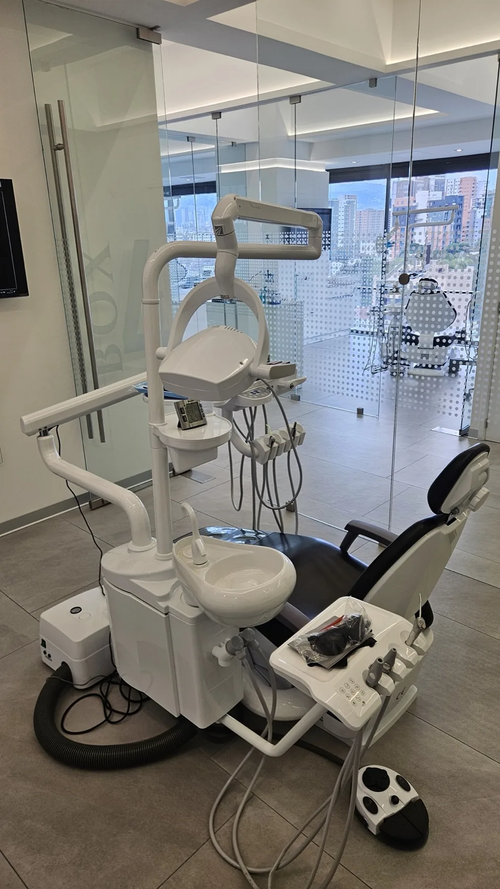 Sala de tratamiento con tecnología digital, vista a la ciudad